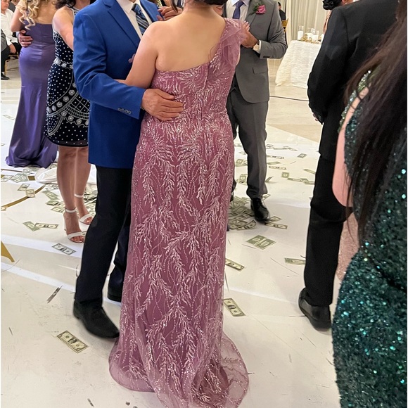 A beautiful and elegant light purple dress. Worn once - Picture 3 of 3